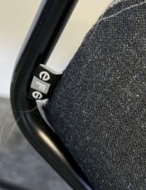 EFG Archie konferansestol på hjul med armlene i grått stoff / sort, pent brukt