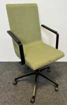 Konferansestol fra EFG, modell WOODS i grønt stoff / sort understell på hjul, pent brukt
