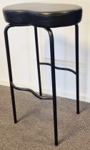 Barstol / barkrakk fra Materia, modell Bönan, sort skinn, 78cm sittehøyde, pent brukt