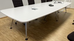 Møtebord i hvitt fra Vitra, modell MedaMorph, 440x150cm, kabelluke, 14-16 pers, pent brukt