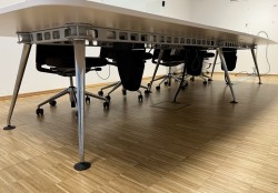 Møtebord i hvitt fra Vitra, modell MedaMorph, 440x150cm, kabelluke, 14-16 pers, pent brukt