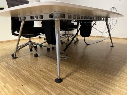 Møtebord i hvitt / aluminium fra Vitra, modell MedaMorph, 240x150cm, 8-10 personer, pent brukt