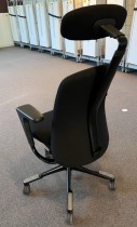 HÅG Sofi 7200 kontorstol i sort stoff, medium rygg, armlene og nakkepute, pent brukt