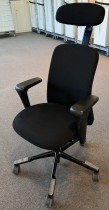 HÅG Sofi 7200 kontorstol i sort stoff, medium rygg, armlene og nakkepute, pent brukt