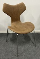 Vintage Fritz Hansen Grand Prix-stol fra 1969, design: Arne Jacobsen, nytrukket i lyst brunt skinn