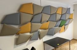 Lyddempende, akustiske veggplater i gult fra Caimi, modell Flap, Maxi Flap, 60x50cm, for feste på vegg, pent brukt