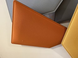 Lyddempende, akustiske veggplater i orange fra Caimi, modell Flap, Maxi Flap, 60x50cm, for feste på vegg, pent brukt