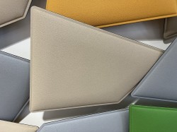 Lyddempende, akustiske veggplater i beige fra Caimi, modell Flap, Maxi Flap, 60x50cm, for feste på vegg, pent brukt