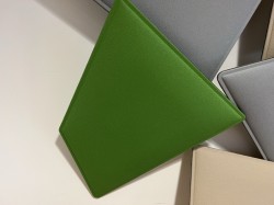 Lyddempende, akustiske veggplater i grønt fra Caimi, modell Flap, Maxi Flap, 60x50cm, for feste på vegg, pent brukt