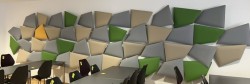 Lyddempende, akustiske veggplater i grønt fra Caimi, modell Flap, Maxi Flap, 60x50cm, for feste på vegg, pent brukt