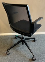 Dynamobel kontorstol, modell Dis, sete i sort stoff, rygg i sort mesh, fotkryss i sort, pent brukt