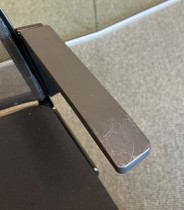 Dynamobel kontorstol, modell Dis, sete i sort stoff, rygg i sort mesh, fotkryss i sort, pent brukt