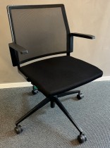 Dynamobel kontorstol, modell Dis, sete i sort stoff, rygg i sort mesh, fotkryss i sort, pent brukt