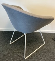 Konferansestol / besøksstol fra Arper, modell Duna 02, lyst grått stoff, ben i hvitlakkert metall, design: Lievore Altherr Molina, pent brukt