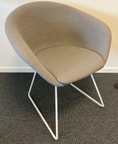 Konferansestol / besøksstol fra Arper, modell Duna 02, lyst grått stoff, ben i hvitlakkert metall, design: Lievore Altherr Molina, pent brukt