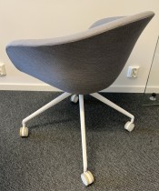 Konferansestol / besøksstol fra Arper, modell Duna 02, lyst grått stoff, understell i hvitlakkert metall, design: Lievore Altherr Molina, pent brukt