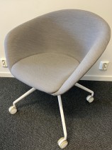 Konferansestol / besøksstol fra Arper, modell Duna 02, lyst grått stoff, understell i hvitlakkert metall, design: Lievore Altherr Molina, pent brukt