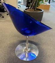 Konferansestol i blå akryl / krom fra Kartell, modell Eros, Design: Philippe Starck, brukt