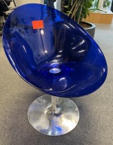 Konferansestol i blå akryl / krom fra Kartell, modell Eros, Design: Philippe Starck, brukt