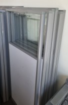 Skillevegg fra Kinnarps, modell Rezon i grått / glass, 80cm bredde, 150cm høyde, pent brukt