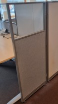 Skillevegg fra Kinnarps, modell Rezon i grått / glass, 80cm bredde, 150cm høyde, pent brukt