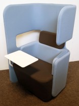 1-seter loungestol / alkovestol i lyseblått, modell Podseat fra Martela med høy rygg og bord, bredde 70cm, pent brukt