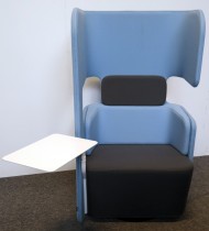 1-seter loungestol / alkovestol i lyseblått, modell Podseat fra Martela med høy rygg og bord, bredde 70cm, pent brukt