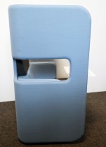1-seter loungestol / alkovestol i lyseblått, modell Podseat fra Martela med høy rygg og bord, bredde 70cm, pent brukt