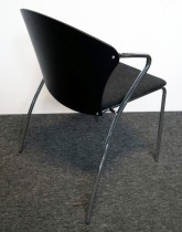 Konferansestol i sort med sete i koksgrått stoff fra One Collection, modell: Bessi, pent brukt