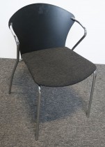 Konferansestol i sort med sete i koksgrått stoff fra One Collection, modell: Bessi, pent brukt