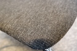 Konferansestol i sort med sete i koksgrått stoff fra One Collection, modell: Bessi, pent brukt
