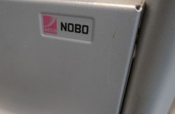 Whiteboard på stativ fra Nobø, 150x120cm tavle, høyde med stativ 195cm, pent brukt