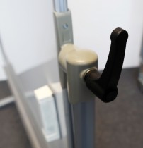 Whiteboard på stativ fra Nobø, 150x120cm tavle, høyde med stativ 195cm, pent brukt