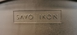 Kontorstol fra Savo: Maxikon 4, sort stofftrekk, armlener, sort kryss med rød ring, pent brukt