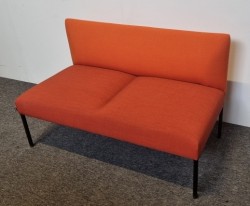 Loungesofa 2seter fra Martela, Noora serie, totone rød/orange remix, sorte ben, 126cm bredde, pent brukt