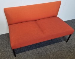 Loungesofa 2seter fra Martela, Noora serie, totone rød/orange remix, sorte ben, 126cm bredde, pent brukt