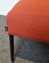 Loungesofa 2seter fra Martela, Noora serie, totone rød/orange remix, sorte ben, 126cm bredde, pent brukt