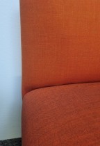 Loungesofa 2seter fra Martela, Noora serie, totone rød/orange remix, sorte ben, 126cm bredde, pent brukt