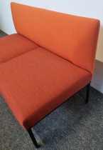 Loungesofa 2seter fra Martela, Noora serie, totone rød/orange remix, sorte ben, 126cm bredde, pent brukt