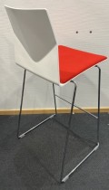 Barkrakk i hvitt med rødt sete fra Fourdesign, modell Fourcast, sittehøyde 75cm, pent brukt