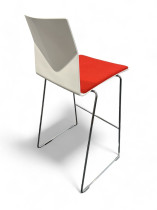 Barkrakk i hvitt med rødt sete fra Fourdesign, modell Fourcast, sittehøyde 75cm, pent brukt