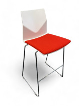 Barkrakk i hvitt med rødt sete fra Fourdesign, modell Fourcast, sittehøyde 75cm, pent brukt
