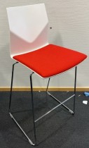 Barkrakk i hvitt med rødt sete fra Fourdesign, modell Fourcast, sittehøyde 75cm, pent brukt