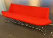 Solgt!Sofa i rødt stoff / satinert stål - 2 / 3