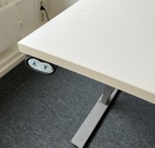 Elektrisk hevsenk skrivebord i hvitt / grått fra EFG, 160x90cm med innsving, pent brukt