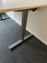Elektrisk hevsenk skrivebord i hvitt / grått fra EFG, 160x90cm med innsving, pent brukt