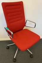 Kontorstol / konferansestol fra Vitra, modell AC5, Rødt stoff, polert alu krys og armlener, Design: A. Citterio, pent brukt