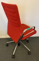 Kontorstol / konferansestol fra Vitra, modell AC5, Rødt stoff, polert alu krys og armlener, Design: A. Citterio, pent brukt