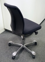 HÅG H05 5300 kontorstol i mørkegrått (nesten sort) stoff, grått kryss, pent brukt