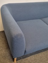 2-seter loungesofa fra Martela, Modell Nooa i blått stoff, eik ben, vange på venstre side, pent brukt